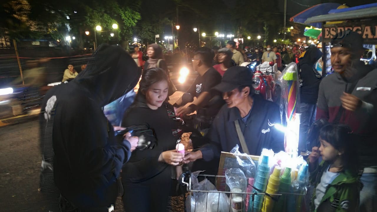 Meski Kota Malang Dingin Usai Turun Hujan, Pedagang Es Krim Laku Keras di Malam Tahun Baru