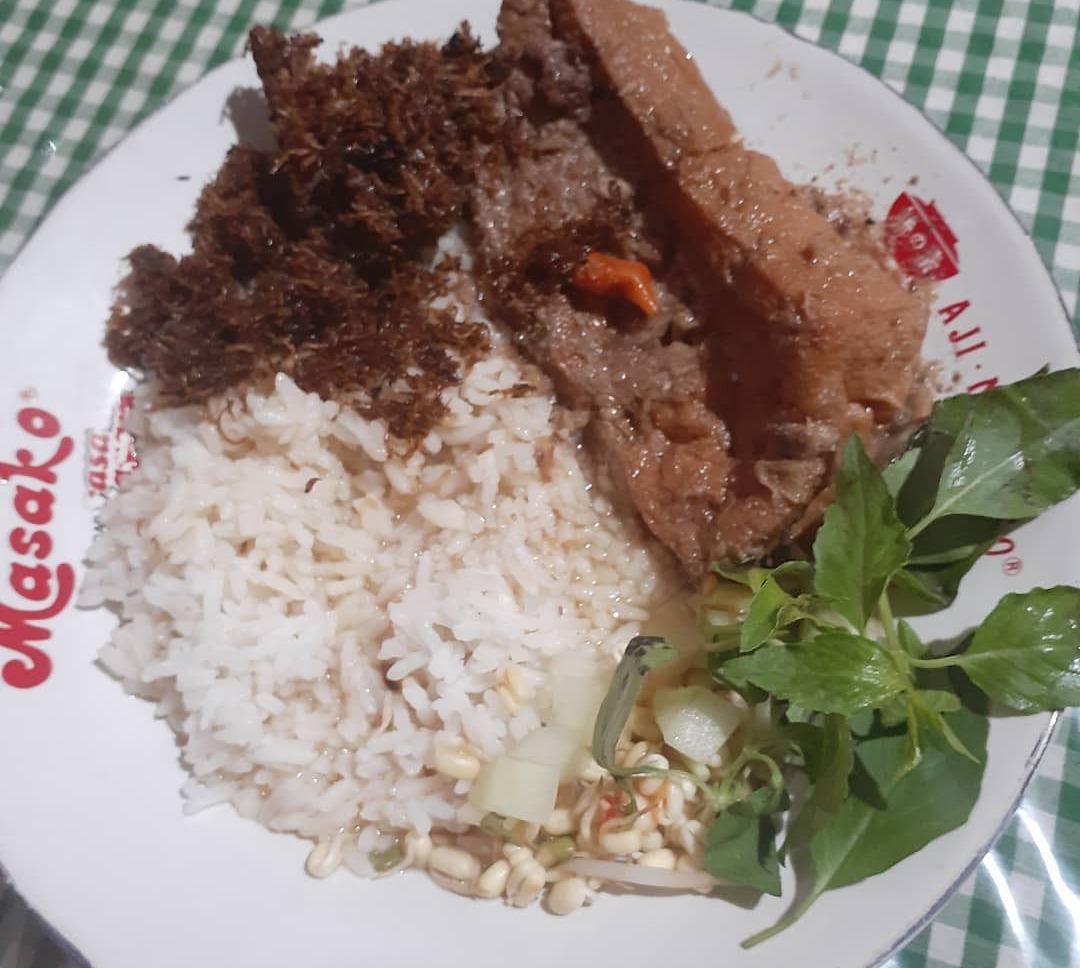 Lodeh Tahu bisa Jadi Legenda Kuliner Kota Malang? Temukan Alasannya di Depot Asri Bu Saeroen