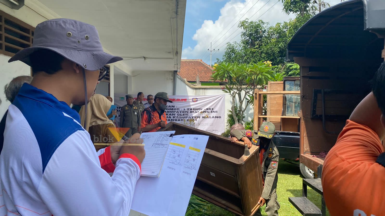 Proses pengosongan Rumah Dinas UPT Puskesmas Sumberpucung (Blok-a.com/ Putu Ayu Pratama S)