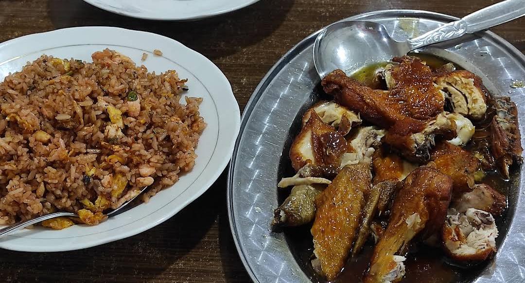 Menu sajian nasi goreng dan ayam kecap Depot 21 Kota Malang (foto : Google Maps)