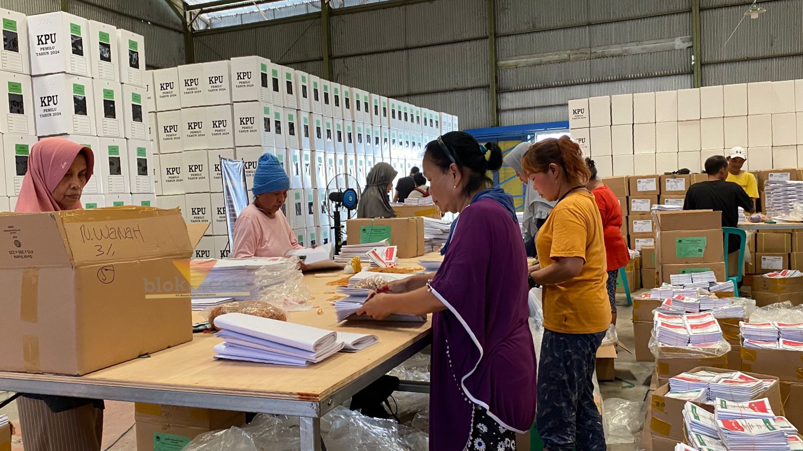 Buruh pelipat surat suara di gudang logistik Pemilu, berlokasi di Bulog Pakisaji Kabupaten Malang (Blok-a.com/ Putu Ayu Pratama S)