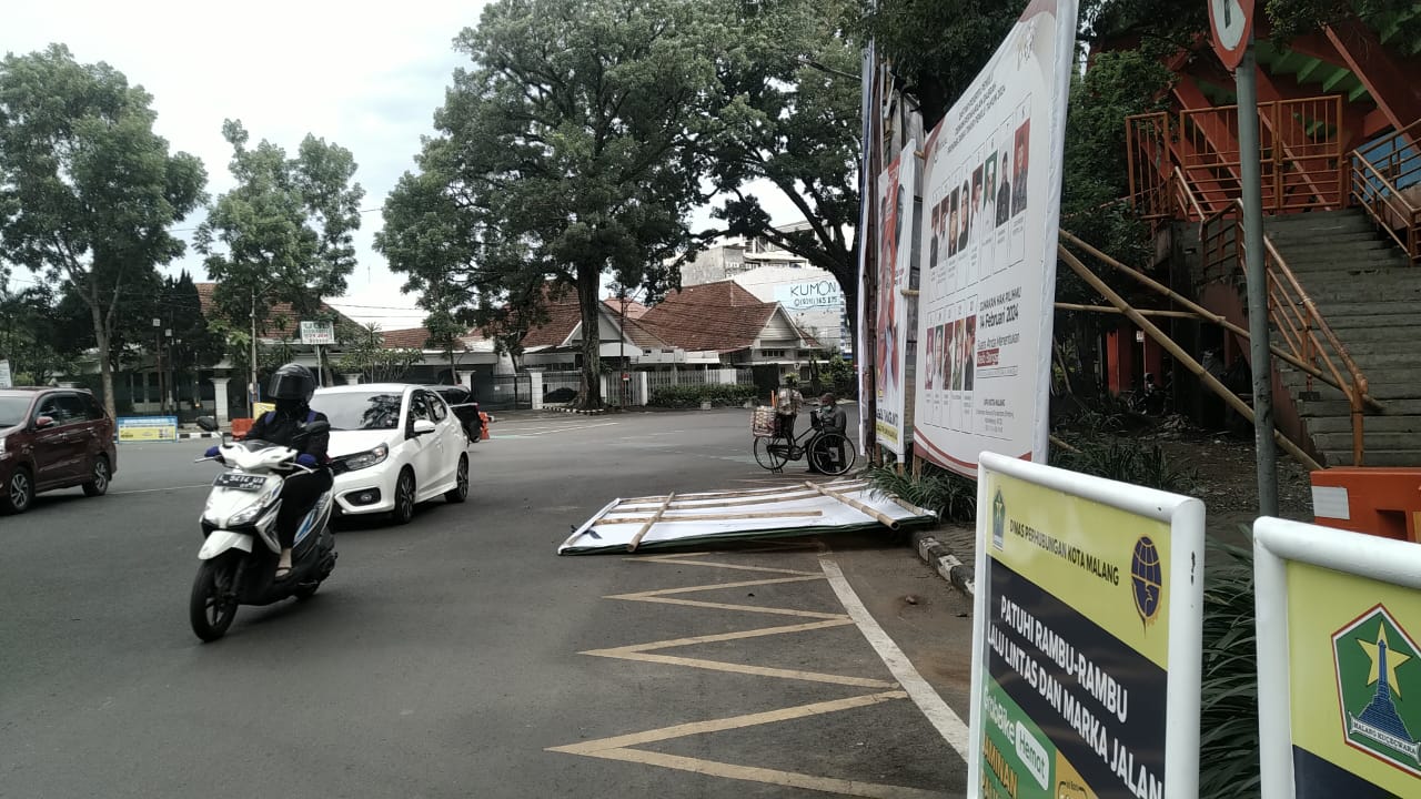 Angin Kencang, Sebuah Baliho Setinggi 3 Meter Roboh di Depan Stadion Gajayana Kota Malang