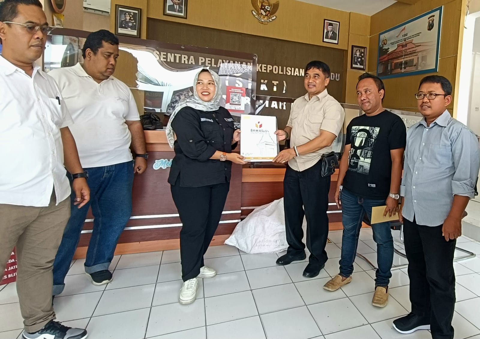 Bawaslu Kabupaten Blitar melimpahkan kasus dugaan pelanggaran pidana pemilu, berupa perusakan alat peraga kampanye (APK) ke Polres Blitar. (blok-a.com/Fajar)