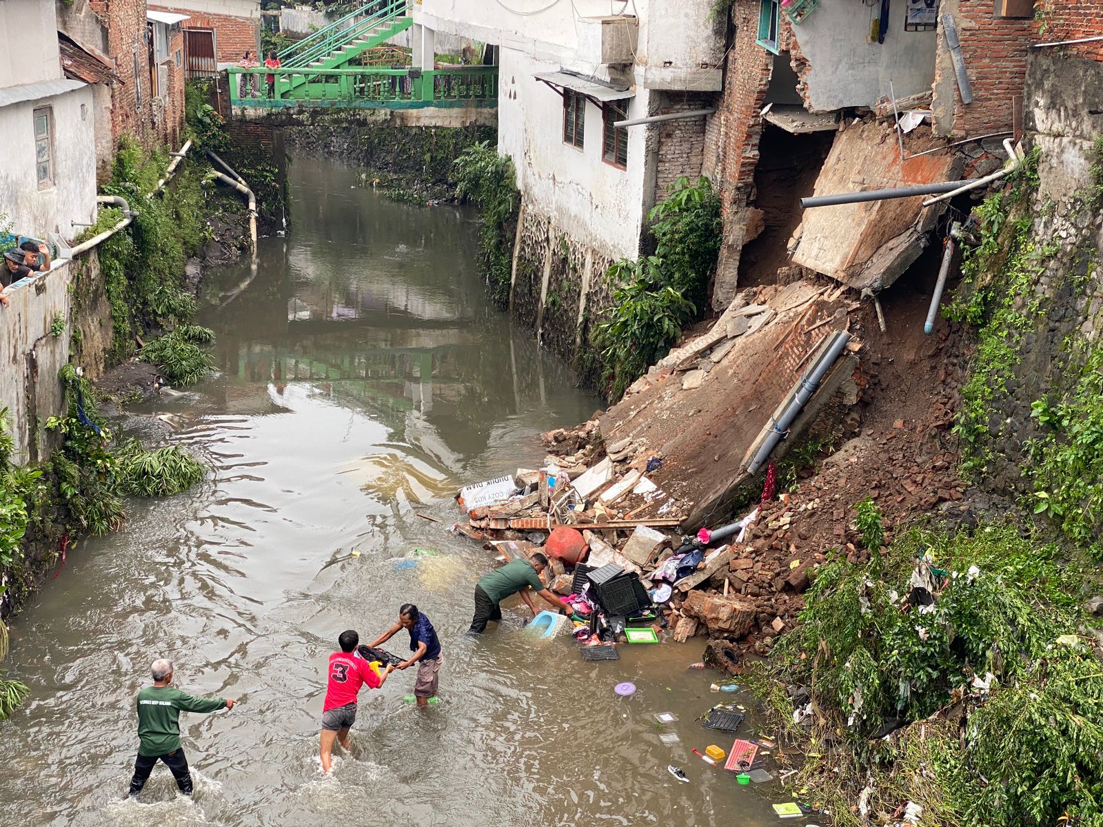 Longsor Terjadi di Kampung Keramat Kasin Kota Malang, Satu Rumah Terkena Material