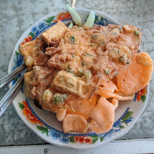 Mampir di Alun-Alun Merdeka Kota Malang Sambil Menikmati Tahu Telur Cak Srupin