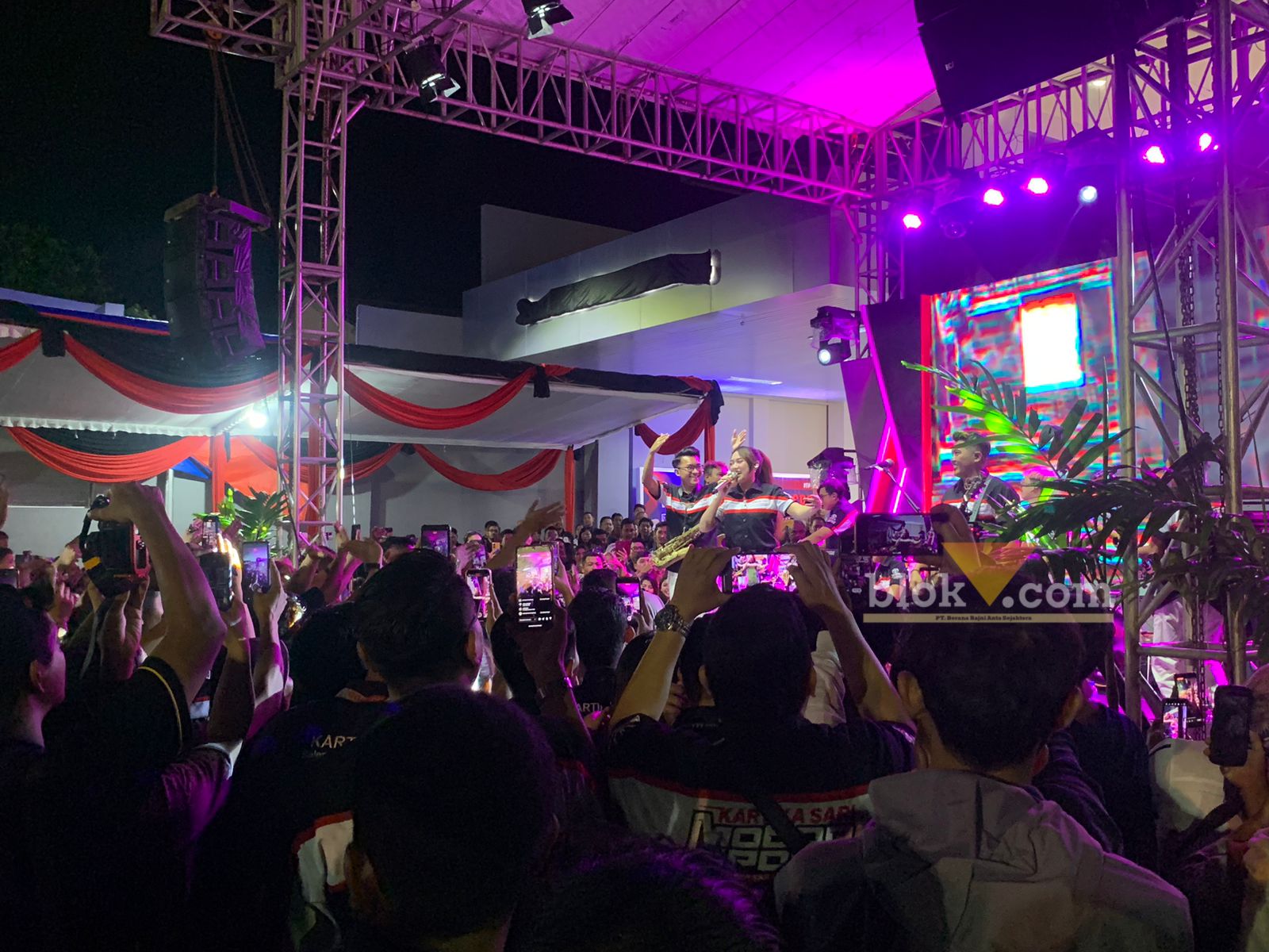 Happy Asmara Datang ke Perkenalan Dealer Toyota Kartika Sari di Singosari Malang, Ngaku Sudah Jadi Langganan Beli Alphard dan Hiace
