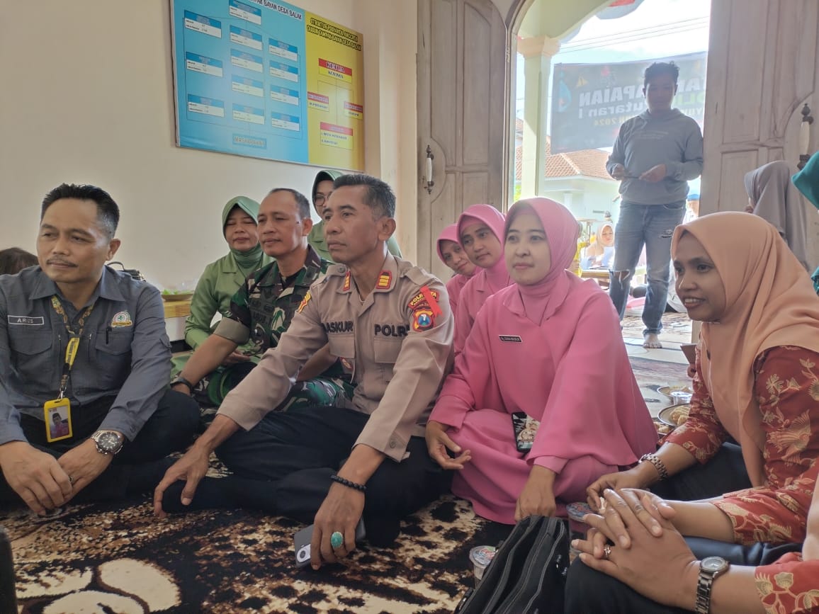 Caption : Kapolsek Songgon, AKP Maskur SH, bersama beberapa stakeholder terkait saat melaksanakan Percepatan Capaian Sub PIN Polio Putaran 1, di salah satu Desa di Kecamatan Songgon, Sabtu (20/1/2023)(blok-a.com/Kuryanto).