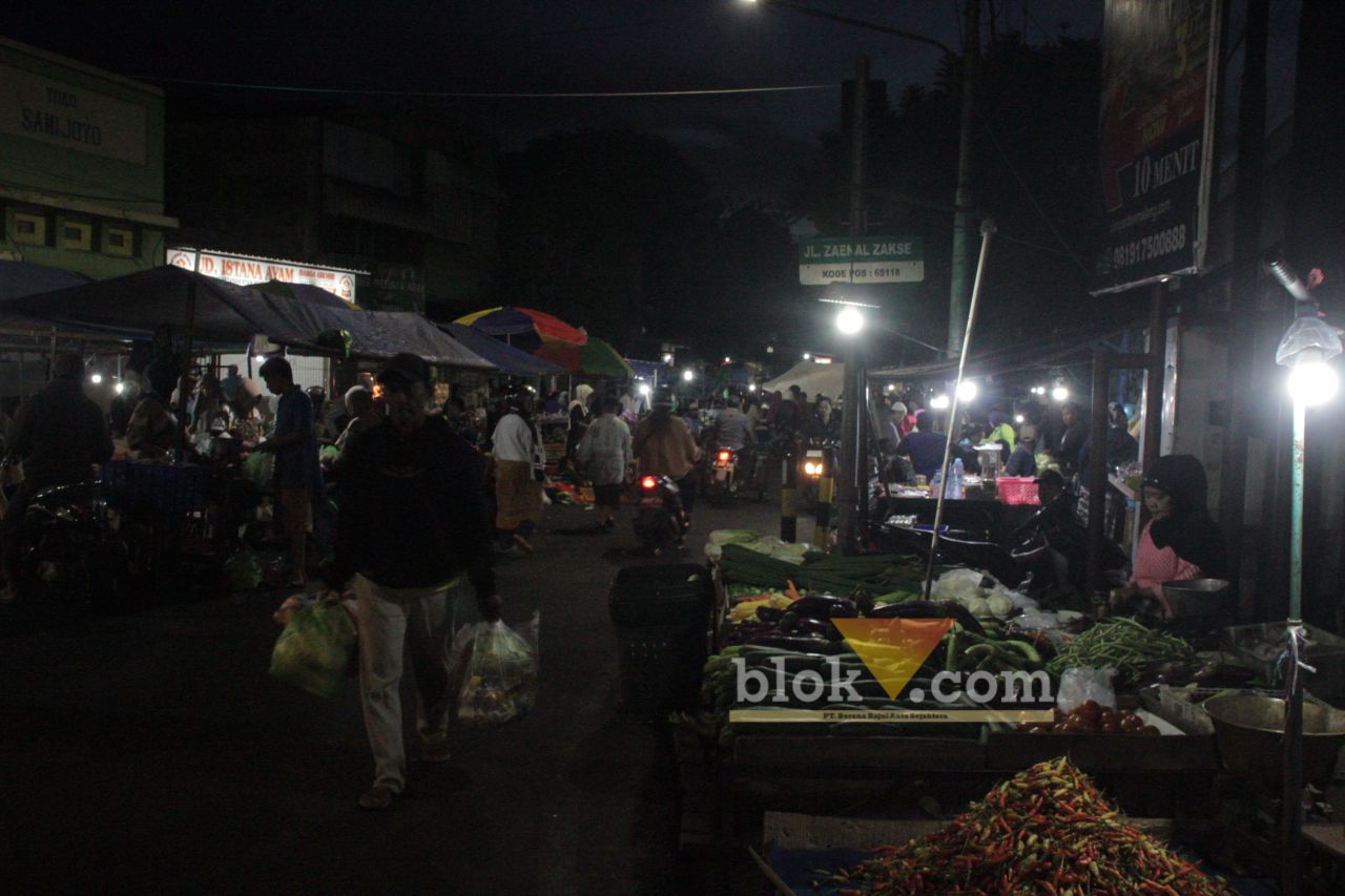 Foto-foto : Lebar jalan Pasar Kebalen hanya sekitar 1 meter saja. Rata-rata, karena lebar jalan Zaenal Zakse termakan oleh meja pedagang. Terlebih, terjadi penyempitan jalan mendekati Klenteng En Ang Kiong. (foto : Widya Amalia/Blok-A.com).