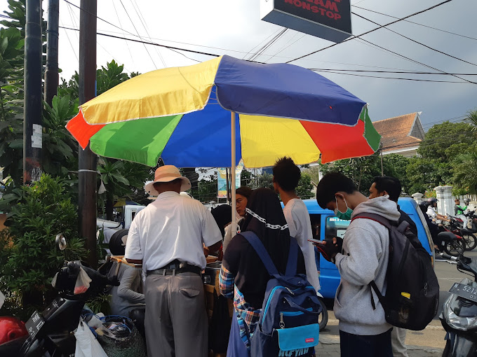 Cilok Pak Koboi, yang terletak di sebelah barat daya Gerbang Jalan Surabaya UM adalah salah satu penjual cilok paling favorit di Kota Malang.
