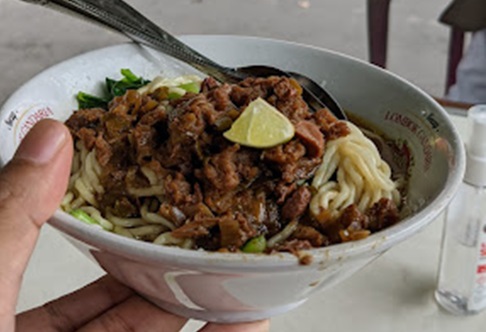 Seporsi Mie Ayam Batavia, kuliner legend dekat Alun-alun Merdeka Kota Malang. (Google Review)