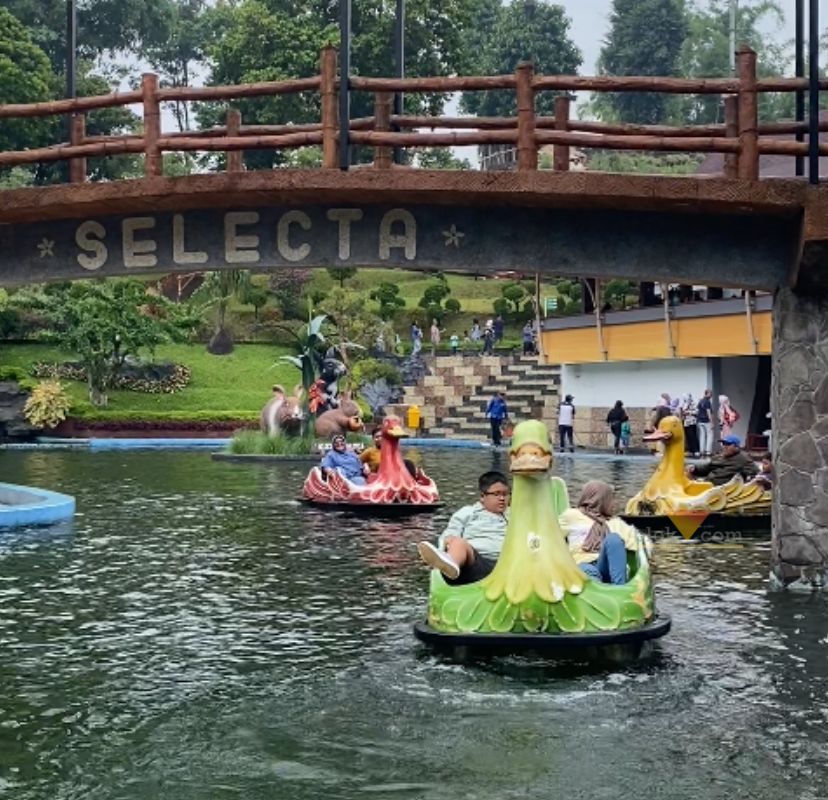 Wahana perahu ayun di Taman Rekreasi Selecta Kota Batu (Blok-a.com/ Putu Ayu Pratama S)