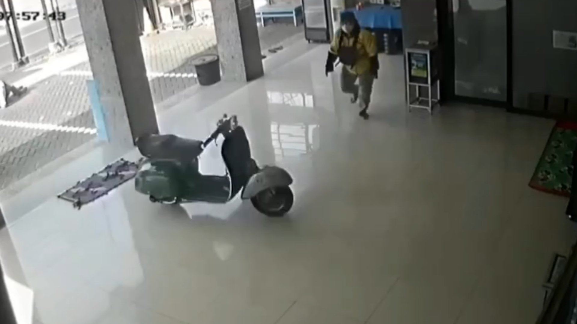 Viral Video Vespa Terlihat Berjalan Sendiri Masuk ke Masjid di Kota Malang, Ternyata Begini Sebabnya
