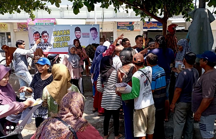 Masyarakat Ngunut Kabupaten Tulungagung antusias menyambut program makan gratis Tomi Gandhi Sasongko caleg Provinsi Jawa Timur Dapil VII nomer urut 7. (blok-a.com/Fajar)