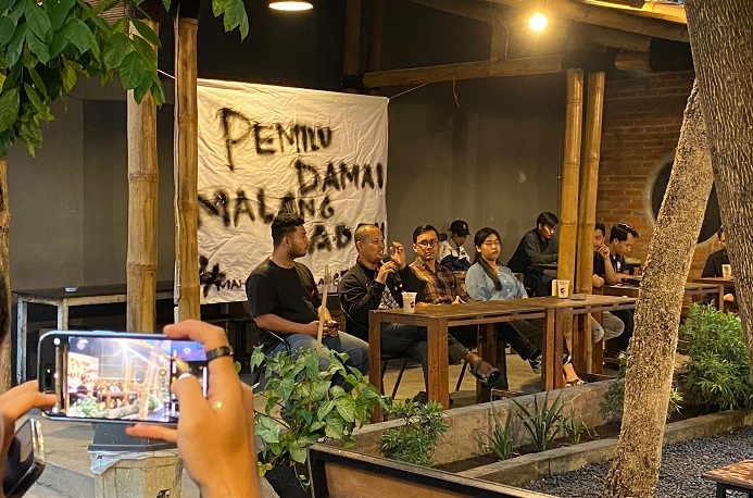 Dialog dan Panggung Demokrasi bersama seluruh se-Mahasiswa Malang Raya di Ekologie Cafe, Kota Malang.