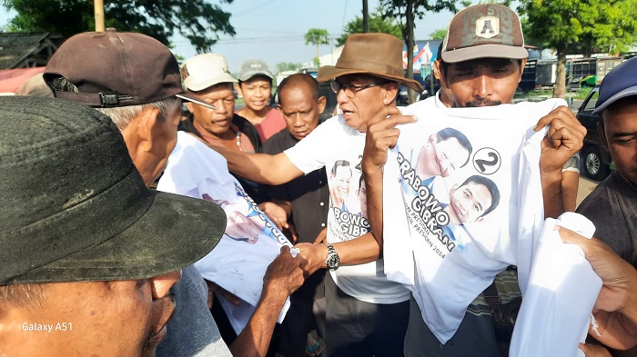 Relawan Gemoy Blitar Patria membagikan kaos Prabowo-Gibran dan sarapan pagi bersama warga dan para pedagang hewan ternak di Pasar Hewan Dimoro Kota Blitar. (blok-a.com/Fajar)