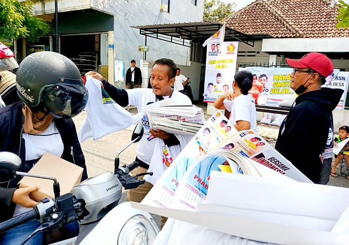 Caleg Dapil 2 Sananwetan Kota Blitar dari Partai Gerindra, Fajar Agustyono bersama tim relawan membagikan makan dan susu gratis di Posko Pemenangan Mahardika Soekarno di Jalan Ir. Soekarno, Kelurahan Bendogerit Kota Blitar. (blok-a.com/Bambang)