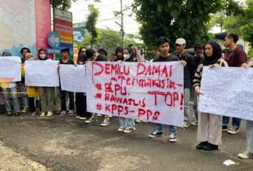 Aksi massa geruduk Kantor DPRD Kabupaten Malang (blok-a.com/ Putu Ayu Pratama S)