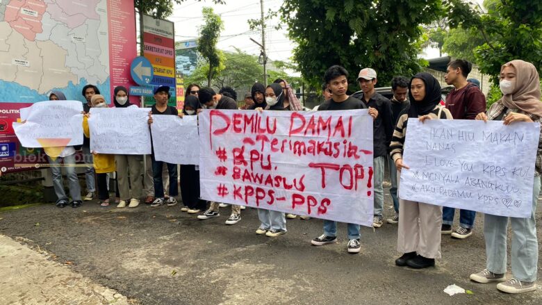 Aksi massa geruduk Kantor DPRD Kabupaten Malang (blok-a.com/ Putu Ayu Pratama S)