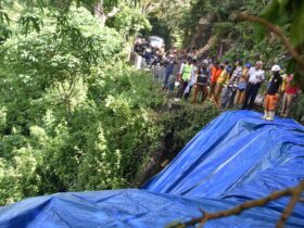 Situasi jalan ambrol akibat tanah longsor di Jalan Rajekwesi, Desa Tumpakrejo, Kecamatan Kalipare, Kabupaten Malang (dok. Prokopim for blok-a.com)