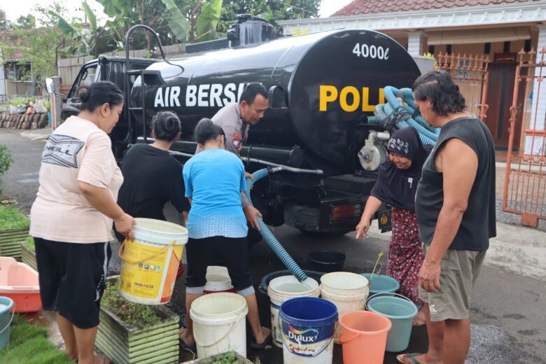 Pendistribusian air bersih di Dusun Pepen, Desa Mojosari, Kabupaten Malang (dok. Polres Malang for blok-a.com)