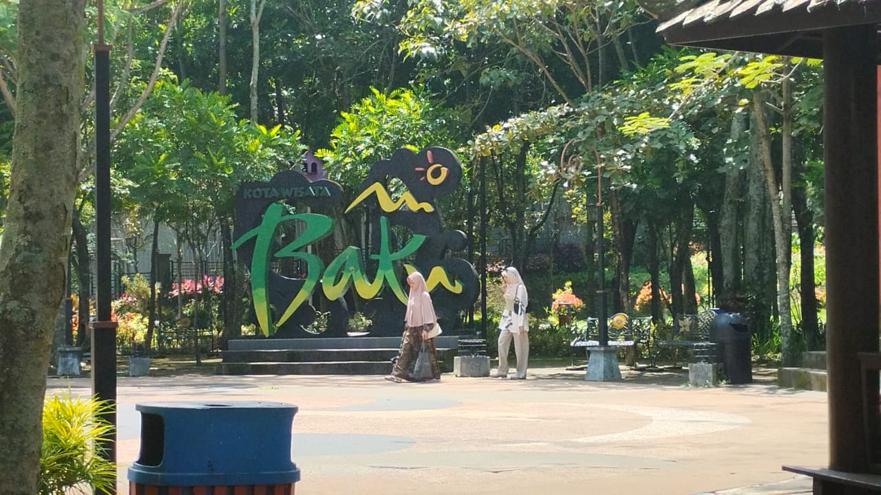 Berdamai Sejenak Dari Hiruk Pikuk Dunia di Hutan Kota Batu