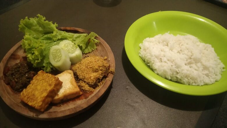 Menu nasi empal komplit di Lalapan Djayadi (foto : Widya Amalia/Blok-A)