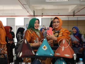 Pj Ketua TP PKK Kota Malang, Hanik Andriani Wahyu Hidayat melihat produk UMKM yang dibuat ibu-ibu di Kota Malang (dok. Pemkot Malang)