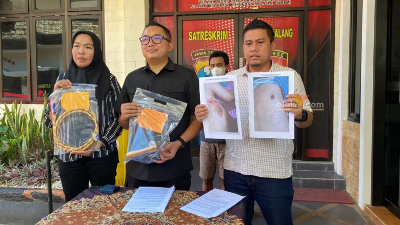 Alat bukti dan barang bukti tindak kekerasan di salah satu Ponpes Lawang, Kabupaten Malang (blok-a.com/ Putu Ayu Pratama S)