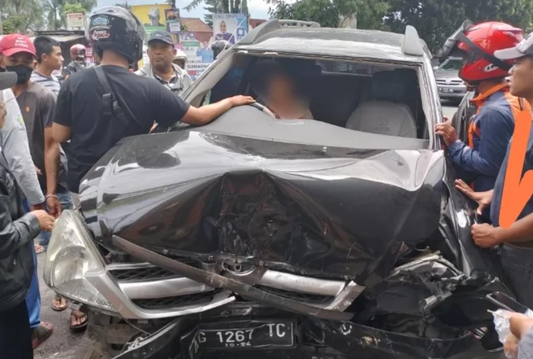 Kecelakaan di Kota Batu, Pengemudi Mobil Innova Tewas Setelah Tabrak Beberapa Kendaraan dan Gapura