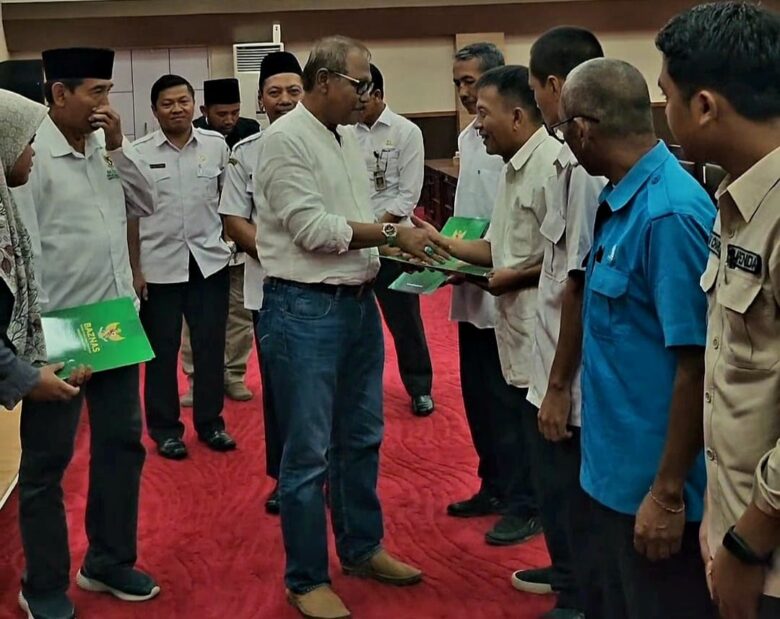 Ketua Baznas Kabupaten Blitar, Ahmad Husein memberikan pentasyarufan kepada Tenaga Harian Lepas (THL) di lingkup Pemkab Blitar. (blok-a.com/Fajar)