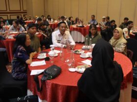 Pj Wali Kota Malang, Wahyu Hidayat duduk bersama peserta pelatihan fotografi yang Digelar Pemkot Malang melalui Diskominfo Kota Malang, Kamis (22/2/2024) (dok. Pemkot Malang)