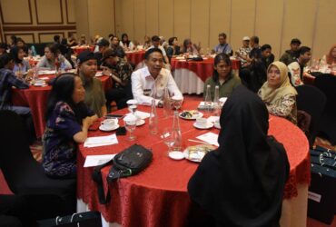 Pj Wali Kota Malang, Wahyu Hidayat duduk bersama peserta pelatihan fotografi yang Digelar Pemkot Malang melalui Diskominfo Kota Malang, Kamis (22/2/2024) (dok. Pemkot Malang)