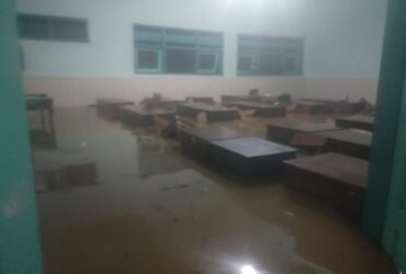 Situasi ruang kelas di MTS Negeri 4 yang berlokasi di Desa Harjokuncaran, Kecamatan Sumawe, Kabupaten Malang terendam air (dok. BPBD Kabupaten Malang for blok-a.com)