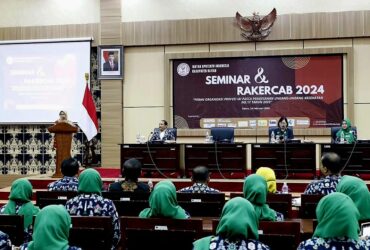 Bupati Blitar Rini Syarifah membuka Rapat Kerja, serta Seminar Ikatan Apoteker Indonesia (IAI) Kabupaten Blitar di ruang Candi Penataran Kantor Pemkab Blitar. (blok-a.com/Fajar)