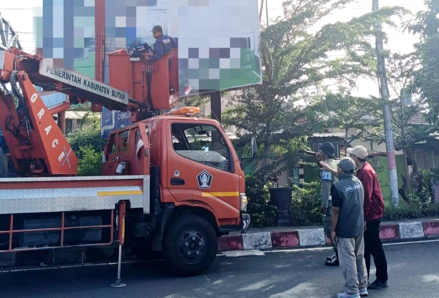 FOTO : Tim gabungan menertibkan Alat Peraga Kampanye (APK). (Foto : dok bawaslu kab blitar)