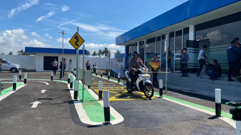 Lintasan praktek pembuatan SIM di Satpas Prototipe Tegaron lebih mudah dengan dilengkapi peralatan canggih (blok-a.com/ Putu Ayu Pratama S)