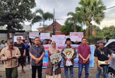 Sekelompok masyarakat Aliansi Masyarakat Kota Malang memberikan apresiasi terhadap kinerja KPU Kota Malang selama Pemilu 2024 ini