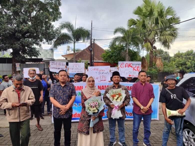 Sekelompok masyarakat Aliansi Masyarakat Kota Malang memberikan apresiasi terhadap kinerja KPU Kota Malang selama Pemilu 2024 ini
