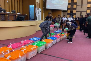 Boks berisikan C hasil rekapitulasi tingkat kecamatan saat sidang pleno rekapitulasi tingkat kabupaten di ruang sidang DPRD Kabupaten Malang (blok-a.com/ Putu Ayu Pratama S)