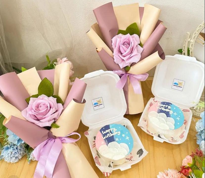 Cake dan buket bunga di By Kinan (dok. Instagram @bykinann)