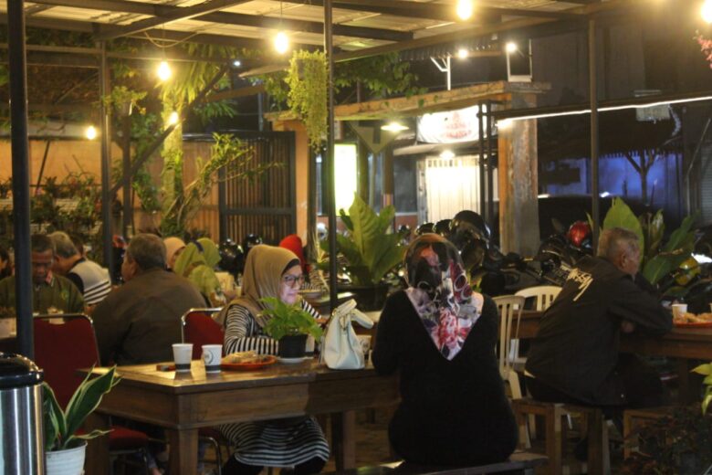 Foto-foto suasana acara di kedai omah KTI 28 & STMJ (foto : Widya Amalia/Blok-A)