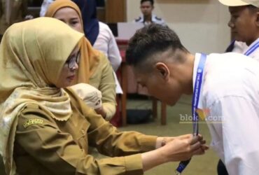 Bupati Blitar Rini Syarifah dalam acara Diklat Pemberdayaan Masyarakat (DPM) Keselamatan Berlalu Lintas di salah satu hotel di Kota Blitar. (blok-a.com/Fajar)