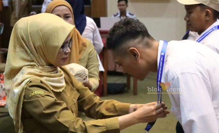 Bupati Blitar Rini Syarifah dalam acara Diklat Pemberdayaan Masyarakat (DPM) Keselamatan Berlalu Lintas di salah satu hotel di Kota Blitar. (blok-a.com/Fajar)