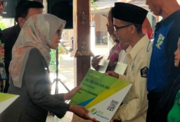 Bupati Blitar, Hj. Rini Syarifah menyerahkan bantuan kepada keluarga tidak mampu. (dok. kominfo)