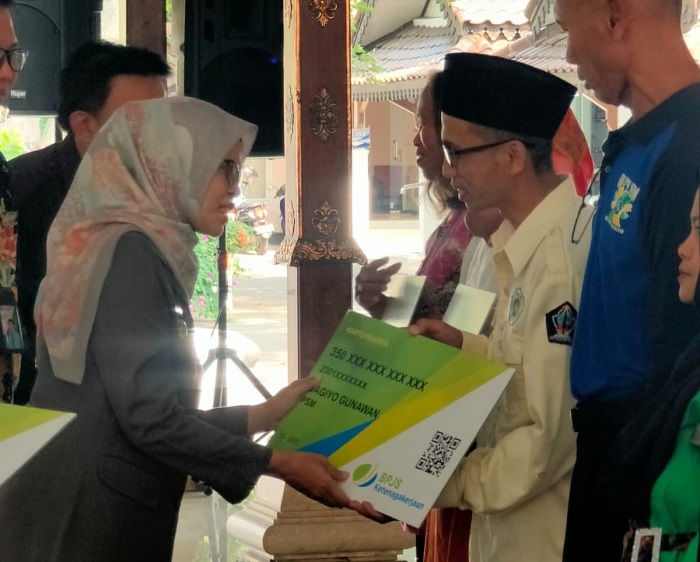 Bupati Blitar, Hj. Rini Syarifah menyerahkan bantuan kepada keluarga tidak mampu. (dok. kominfo)
