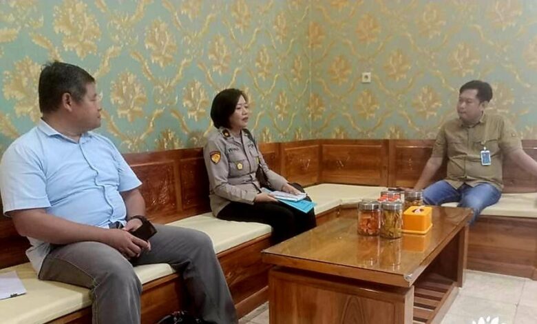Administratur/Kepala Kesatuan Pemangkuan Hutan (KKPH) Blitar Andy Iswindarto bersama Wakil Administratur/KSKPH Blitar Inugroho Sigit Raharjo menerima Kabagren Polres Blitar Kompol Wirna Maria. (dok. KPH Blitar).