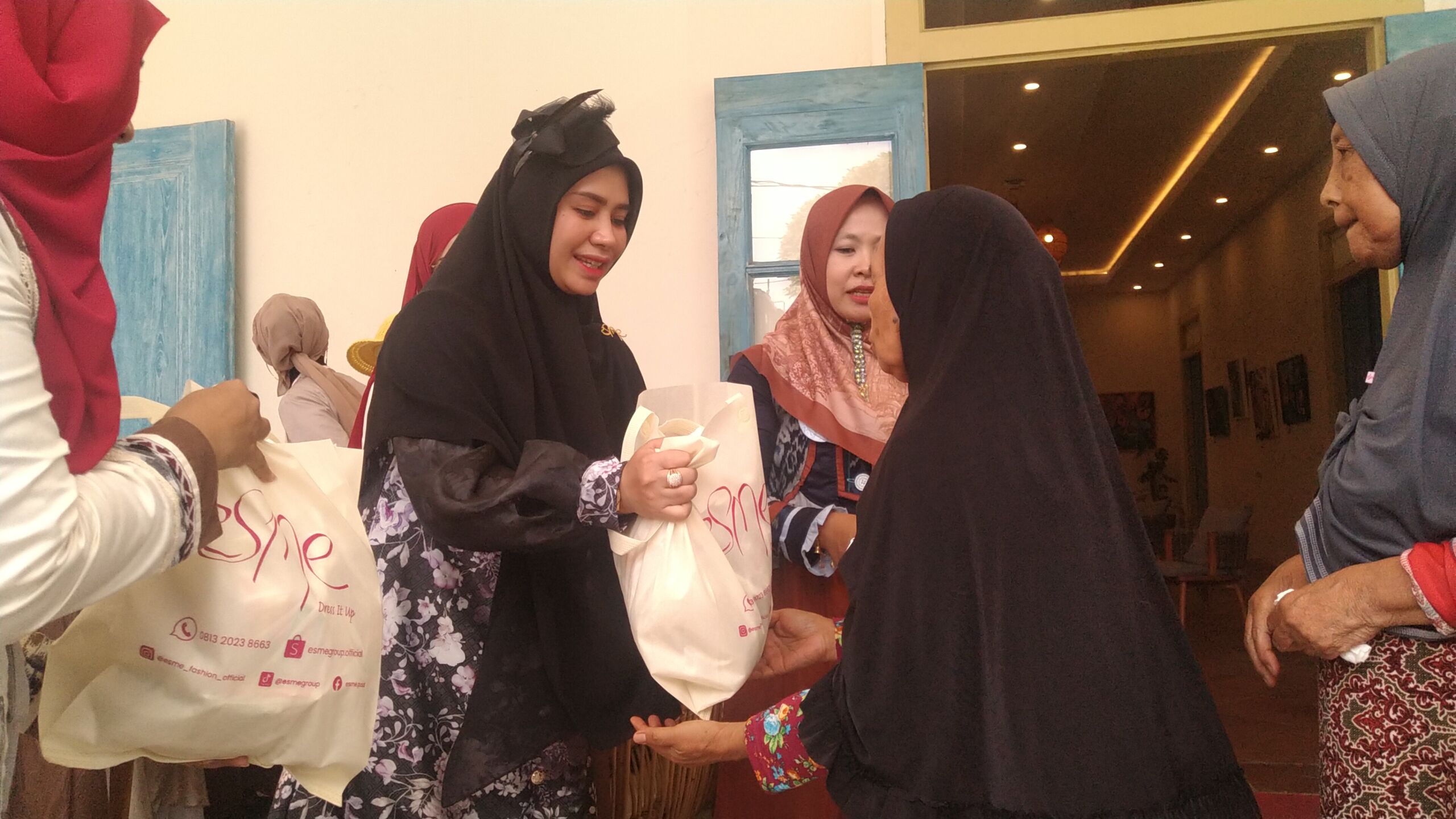Pembagian sembako oleh Esme Lovers. (blok-a.com/Widya Amalia)
