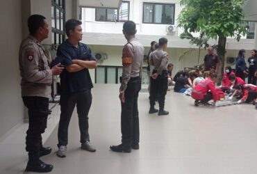 Proses evakuasi siswa SMA Charis Kota Malang yang dikabarkan jatuh dari lantai 3. (blok-a.com/Agus)