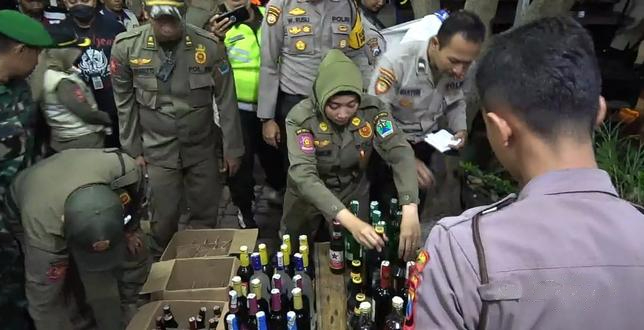 Ratusan Botol Miras Disita Kala Satpol PP Kota Malang Gelar Operasi