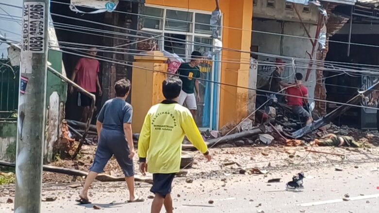 Rem Blong, Bus Pariwisata Tetap Melaju Hingga Sebabkan 1 Orang Tewas & Sejumlah Kendaraan Rusak